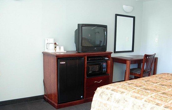 Economy Inn Willows - TV + Table