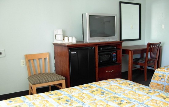 Economy Inn Willows - Table+TV