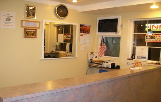 Economy Inn Willows - Front Desk